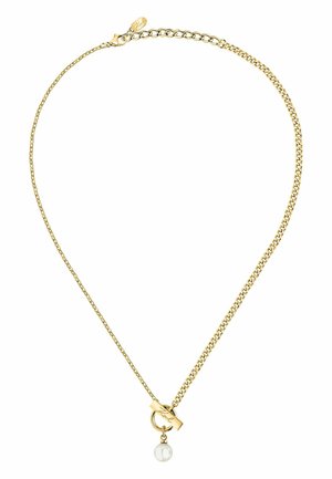 Guldhalskæde med spænde og enkelt hvidt perlevedhæng, der hænger under spænden på hvid baggrund.