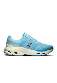 Baskets de sport bleu clair avec une tige en maille texturée, des accents contrastants, une semelle intermédiaire épaisse blanche et une technologie de amorti visible.
