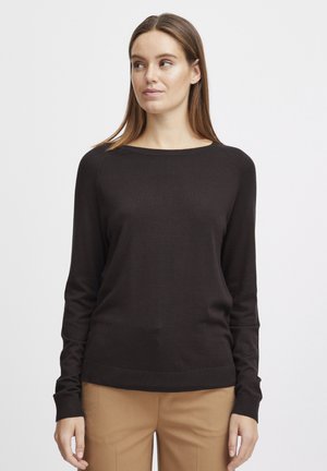 Pull marron foncé à manches longues avec un col ras du cou, fabriqué dans un matériau lisse et léger. Possède des poignets et un ourlet côtelés.