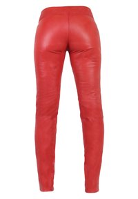 Rode leren broek met een gladde textuur, slim fit en zonder zichtbare naden aan de achterkant. De tailleband is breed en zorgt voor een goede sluiting.