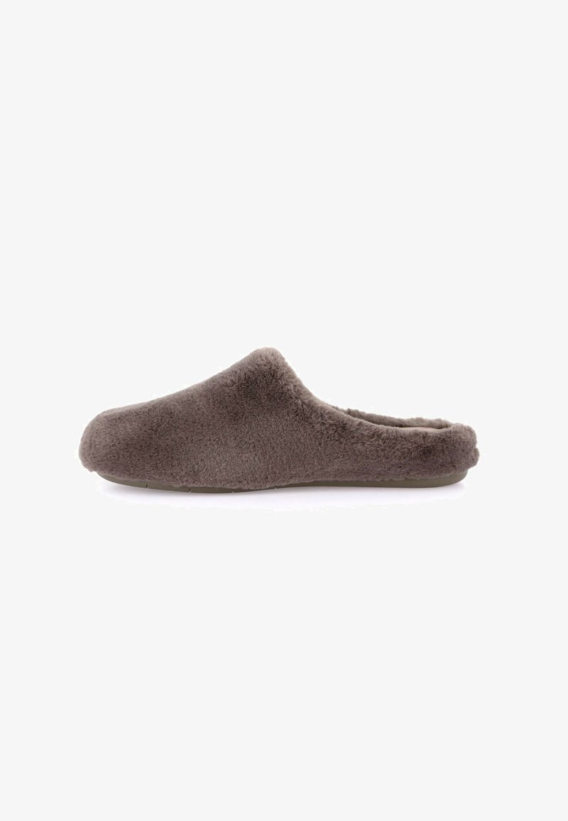 Pantofola marrone, peluche e slip-on con punta arrotondata e texture morbida. Senza retro, con suola piatta e senza hardware o motivi visibili.