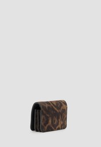 Brun leopardprints tegnebog med blød tekstur, afrundet klap og sorte accenter. Kompakt design med synlige kortlommer.