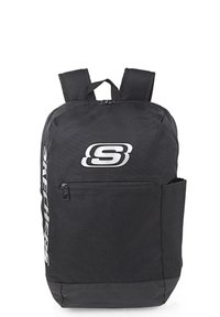 Mochila negra hecha de tela duradera con un compartimento principal con cremallera, bolsillo delantero, correas acolchadas y un logo en el lateral.