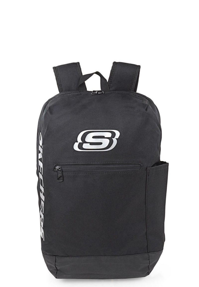 Mochila negra hecha de tela duradera con un compartimento principal con cremallera, bolsillo delantero, correas acolchadas y un logo en el lateral.