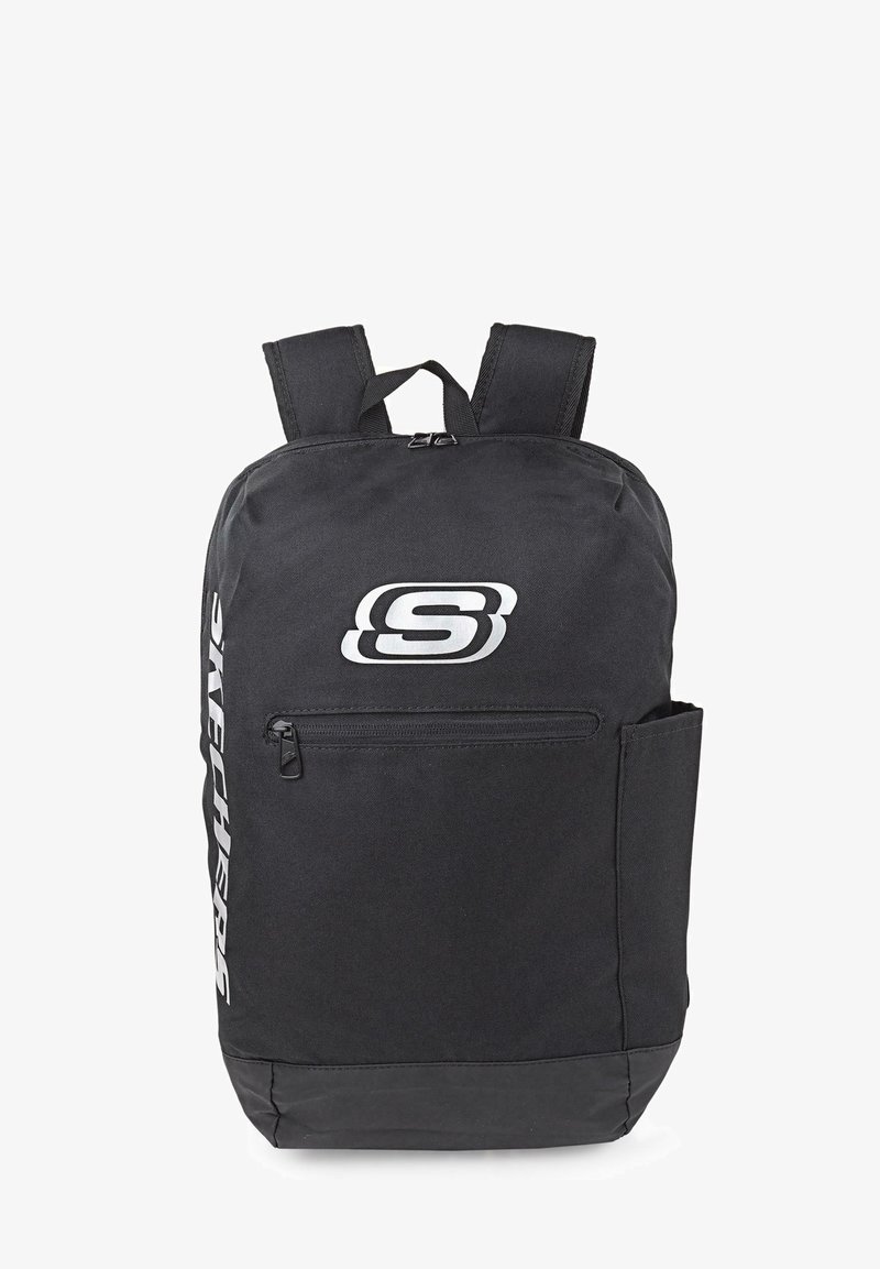 Mochila negra hecha de tela duradera con un compartimento principal con cremallera, bolsillo delantero, correas acolchadas y un logo en el lateral.