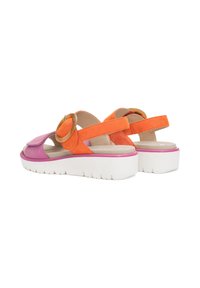Wildledersandalen in Orange, Pink und Creme. Mit einem runden Akzent, verstellbarem Hinterriemen und einer dicken weißen Gummisohle.