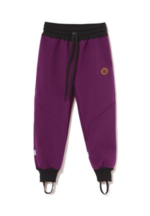 Fioletowe dresowe spodnie dla dzieci z czarnym elastycznym pasem, czarnymi ściągaczami przy kostkach, strzemionami i małą okrągłą naszywką na prawej udzie.