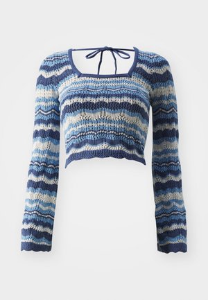 Haut court en maille à manches longues, bleu et blanc à motifs, avec un col carré et une fermeture à nouer à l'arrière du cou.