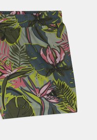 Pantalones cortos para hombre con un patrón floral tropical con acentos rosas y verdes, confeccionados en tela ligera con cintura elástica.