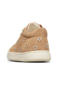 Beżowe zamszowe trampki z białymi haftowanymi wzorami gwiazd i kremową gumową podeszwą, widok z tyłu na białym tle.