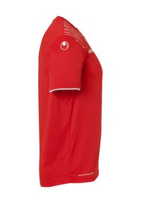 T-shirt de sport rouge, à manches courtes, fabriqué en tissu léger. Présente des lignes d'accentuation blanches sur les épaules et un logo à l'avant.