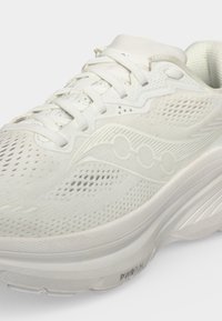 Baskets de sport blanches avec tige en mesh, fermeture à lacets et semelle rembourrée étiquetée PWPRUN pour le soutien et le confort en course.
