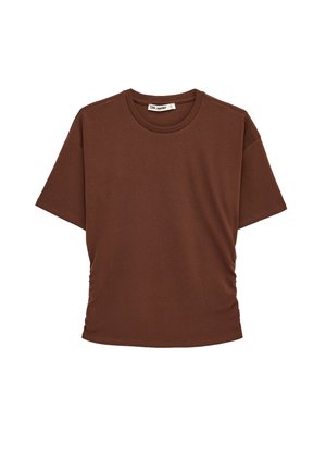 Camiseta de algodón marrón de manga corta con cuello redondo y pequeño fruncido lateral sobre fondo blanco.