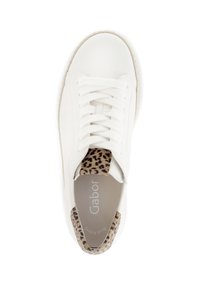 Witte sneaker met een gladleren bovenwerk, ronde neus en een luipaardprintaccent op de hiel. Voorzien van klassieke veters en een gestructureerde zool.