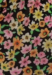 Svart tyg med ett blommönster som har rosa, gula och vita blommor, med gröna blad och en strukturerad yta.