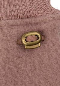 Helles rosa Filzmaterial mit einem gestrickten Rippenkopf, ausgestattet mit einem bronzefarbenen Metallverschluss und einem beigen Stoffriemen zum Verschließen.