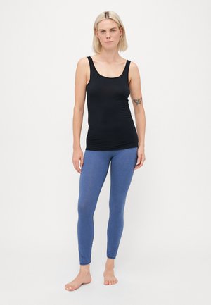 Zwarte tanktop met brede bandjes en een aansluitend ontwerp, gecombineerd met blauwe legging in een zachte stof, beide bieden een casual, comfortabele pasvorm.