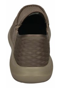 Brauner Slipper mit strukturiertem Strickoberteil und glattem Gummisohle. Das Rückendesign umfasst einen gepolsterten Kragen für zusätzlichen Komfort.