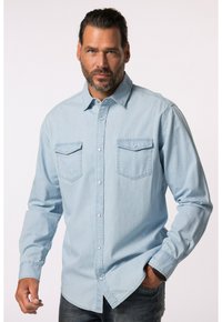 Camicia di jeans blu chiaro con maniche lunghe, due tasche sul petto, colletto a bottone e chiusure a bottone. Tessuto liscio e vestibilità casual.