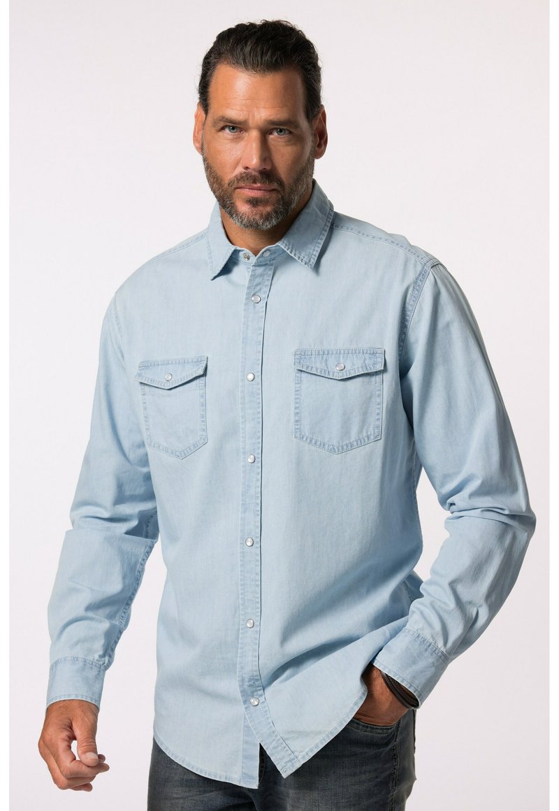 Camicia di jeans blu chiaro con maniche lunghe, due tasche sul petto, colletto a bottone e chiusure a bottone. Tessuto liscio e vestibilità casual.