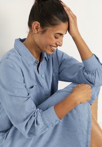 Cellbes of Sweden WITH SIDE POCKETS - Jeansklänning - medium blue denim