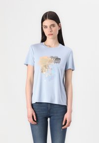 Lichtblauw T-shirt met korte mouwen van zacht materiaal, voorzien van een abstract meerkleurig grafisch ontwerp en metallic accenten op de voorkant.