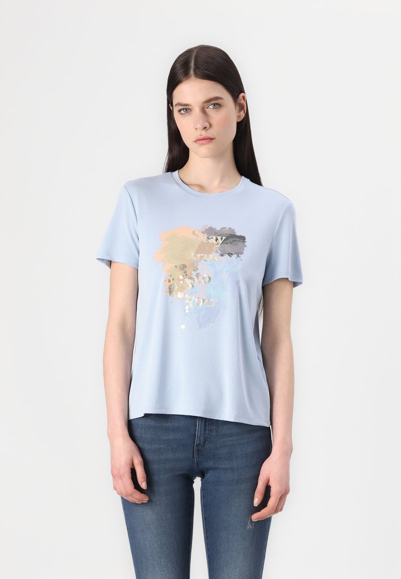 Lichtblauw T-shirt met korte mouwen van zacht materiaal, voorzien van een abstract meerkleurig grafisch ontwerp en metallic accenten op de voorkant.