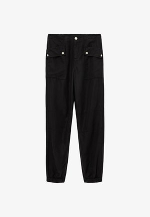 Czarne spodnie cargo wykonane z lekkiego materiału, wyposażone w dwie przednie kieszenie na zatrzaski oraz zwężane nogawki. Gładka tekstura i minimalna liczba szwów.