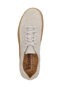 Hellgraue Wildledersneaker mit weißen Schnürsenkeln, Gummisohle, abgerundetem Zehenbereich und einer strukturierten Korkeinlage, die den Markennamen und Details im Inneren zeigt.