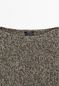 Maglione in cashmere lavorato a maglia marrone e beige con colletto a girocollo a coste e etichetta "Massimo Dutti" all'interno del colletto.
