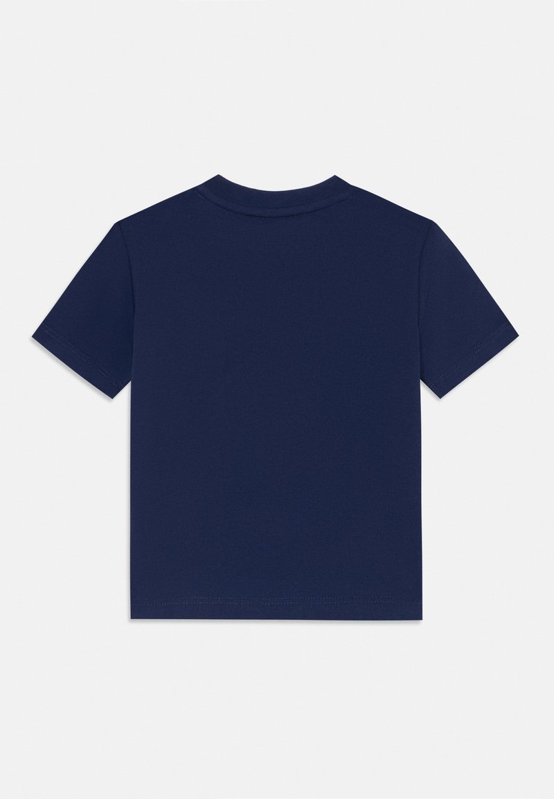 T-shirt azzurro navy a maniche corte realizzato in cotone. Presenta un classico collo a giro e una texture liscia con dettagli di cucitura funzionali.