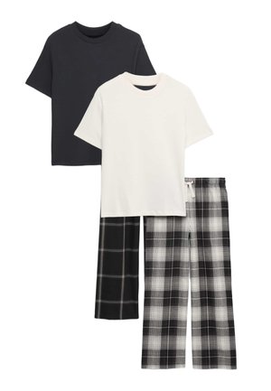 Due completi di pigiama con maglie a maniche corte, uno nero e uno bianco, abbinati a pantaloni a gamba larga a quadri bianchi e neri.