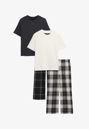Zwei Pyjama-Sets mit kurzärmligen Oberteilen, eines in Schwarz und eines in Weiß, kombiniert mit weit geschnittenen Hosen im schwarz-weiß karierten Muster.