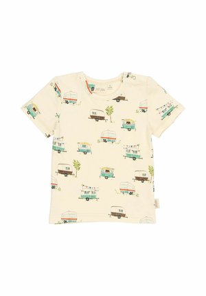 Lichtbeige katoenen t-shirt met een herhalend patroon van vintage campervans, bomen en kleurrijke vlaggen. Korte mouwen, ronde halslijn.
