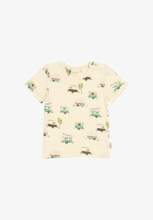 Lichtbeige katoenen t-shirt met een herhalend patroon van vintage campervans, bomen en kleurrijke vlaggen. Korte mouwen, ronde halslijn.