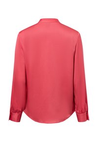 Langslavige koraalroze satijnen blouse met knoopmanchetten en een gebogen zoom, van achteren weergegeven op een witte achtergrond.