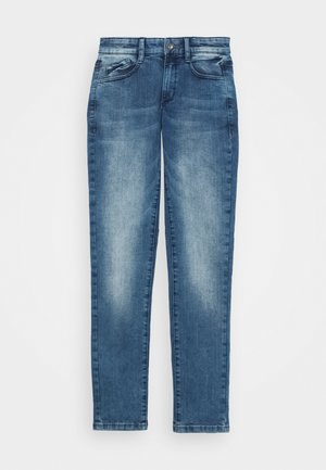 Jeans di denim blu con lavaggio sbiadito, design a cinque tasche, chiusura con bottoni e gambe slim dritte su sfondo bianco.