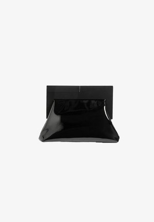 Schwarze, glänzende rechteckige Clutch-Tasche mit flachem Oberteil und kantigen Seiten, vor einem weißen Hintergrund präsentiert.