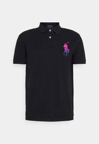 Svart polo skjorta med kort ärm, krage, tvåknappsslutning och en livlig rosa och lila broderad hästlogotyp på vänster bröst.