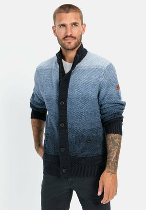 Strickjacke in gradienten Blautönen, mit hohem Kragen, Knopfverschluss, gerippten Bündchen und zwei vorderen Taschen.