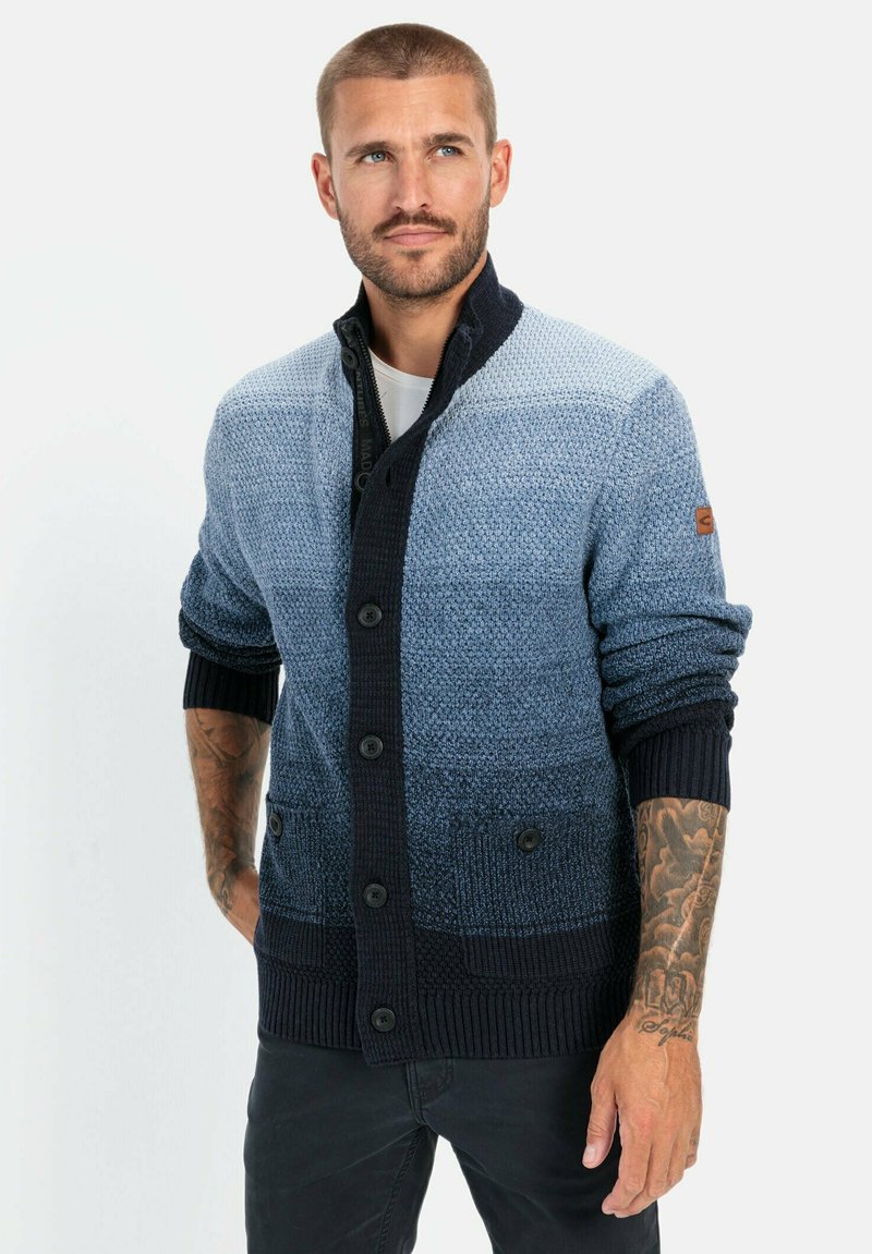 Strickjacke in gradienten Blautönen, mit hohem Kragen, Knopfverschluss, gerippten Bündchen und zwei vorderen Taschen.