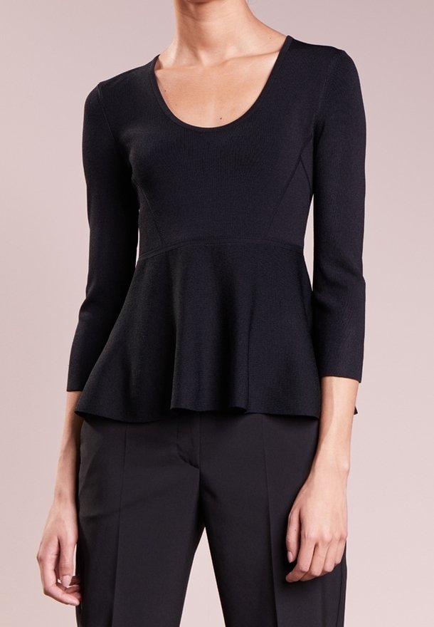 Černý peplum top s kulatým výstřihem a dlouhými rukávy, vyrobený z texturované látky, s rozšířeným lemem a přiléhavým tělem.