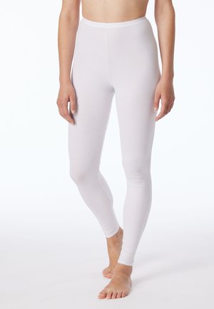 Witte leggings van een gladde, rekbare stof. Ze hebben een hoge tailleband en een aansluitend ontwerp voor de benen. Een model staat blootvoets.