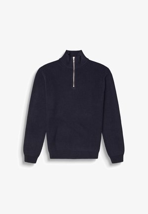 Tamno plavi pleteni pulover s visokim ovratnikom i polu-zatvaračem, sa rebrastom teksturom i dugim rukavima.