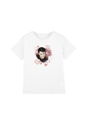 Weißes T-Shirt mit einem Vintage-Porträt eines Mannes, umgeben von rosa Herzen, Text "Love Me Tender" und einer Unterschrift darunter.