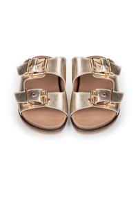 Dvoje zlatých kovových sandálů s dvěma nastavitelnými sponami, otevřenou špičkou a béžovou stélkou, ležící na bílém pozadí.