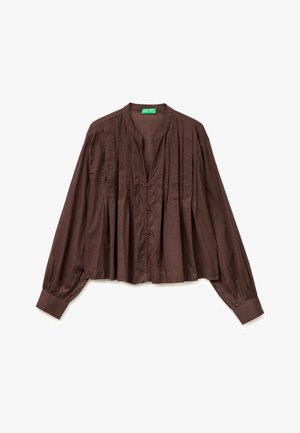 Bruine blouse met lange mouwen, knopen aan de voorkant, geplooide details, mandarijnkraag en manchetten, plat gelegd op een witte achtergrond.