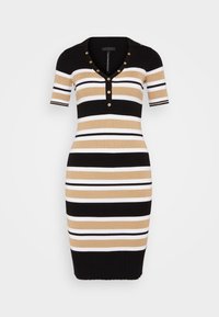 Abito a righe in nero, beige e bianco, con scollatura a V, maniche corte, dettagli con bottoni e silhouette aderente. Tessuto a maglia.