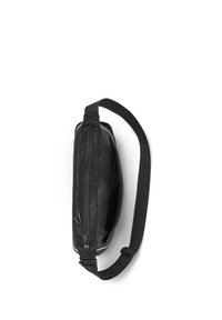 Zwarte rechthoekige crossbodytas met ritssluiting, verstelbare riem en gladde stof op witte achtergrond, zijaanzicht.