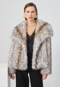 Chaqueta de piel sintética con un patrón de leopardo, con un cuello ancho y una textura suave en tonos de gris y marrón.